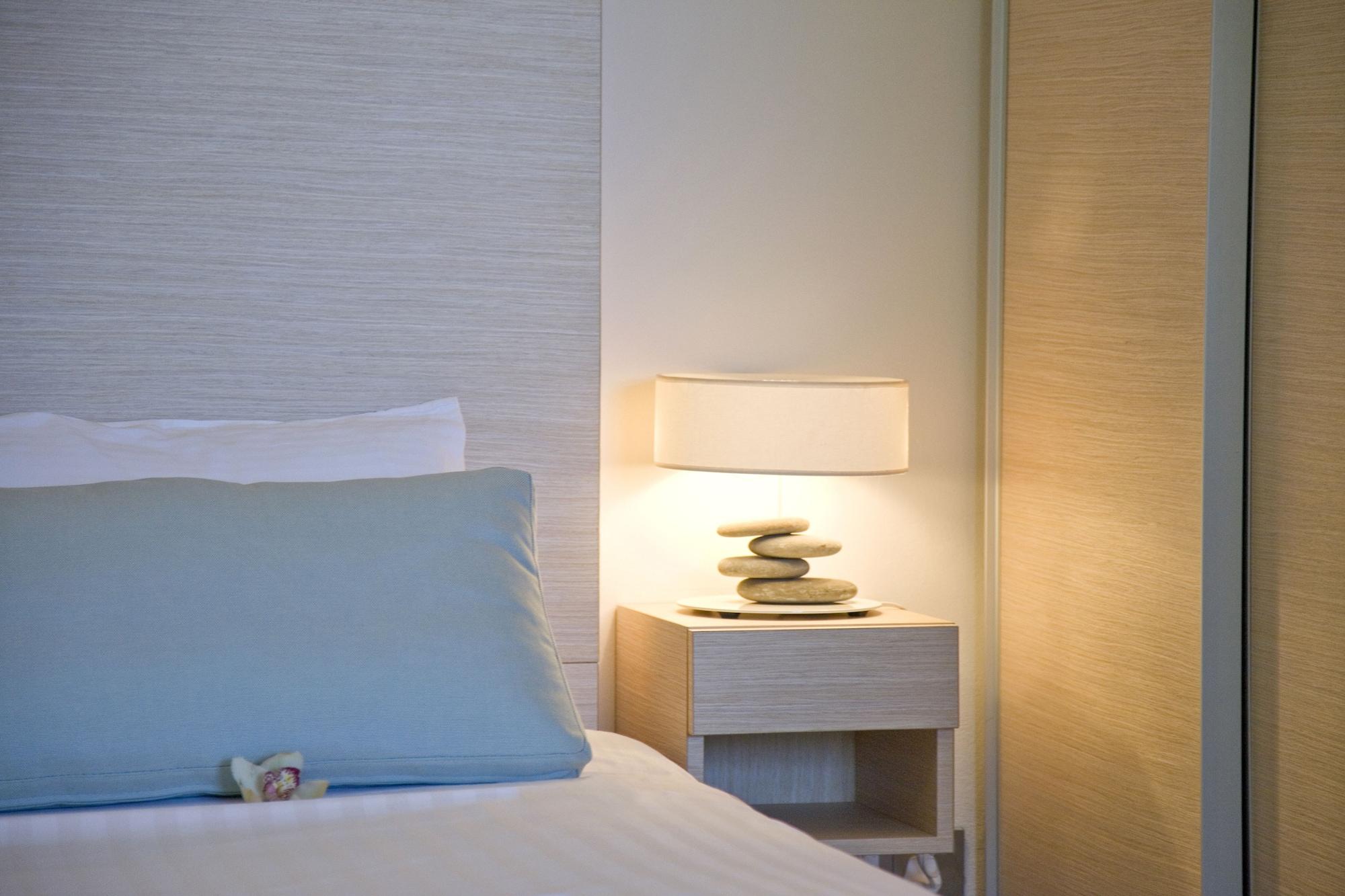 カポ ベイ ホテル プロタラス エクステリア 写真 A bedside lamp