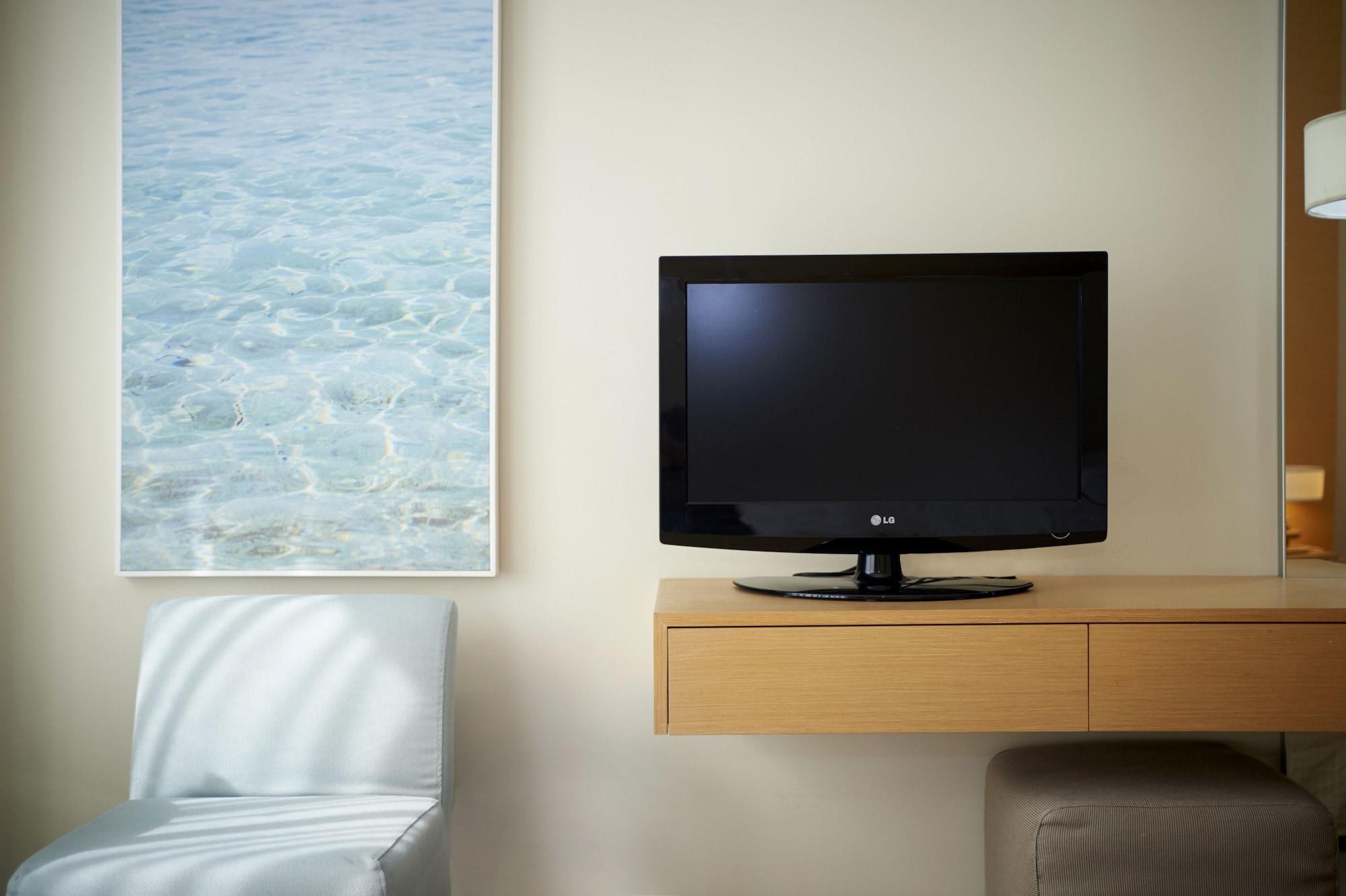 カポ ベイ ホテル プロタラス エクステリア 写真 A flat screen television