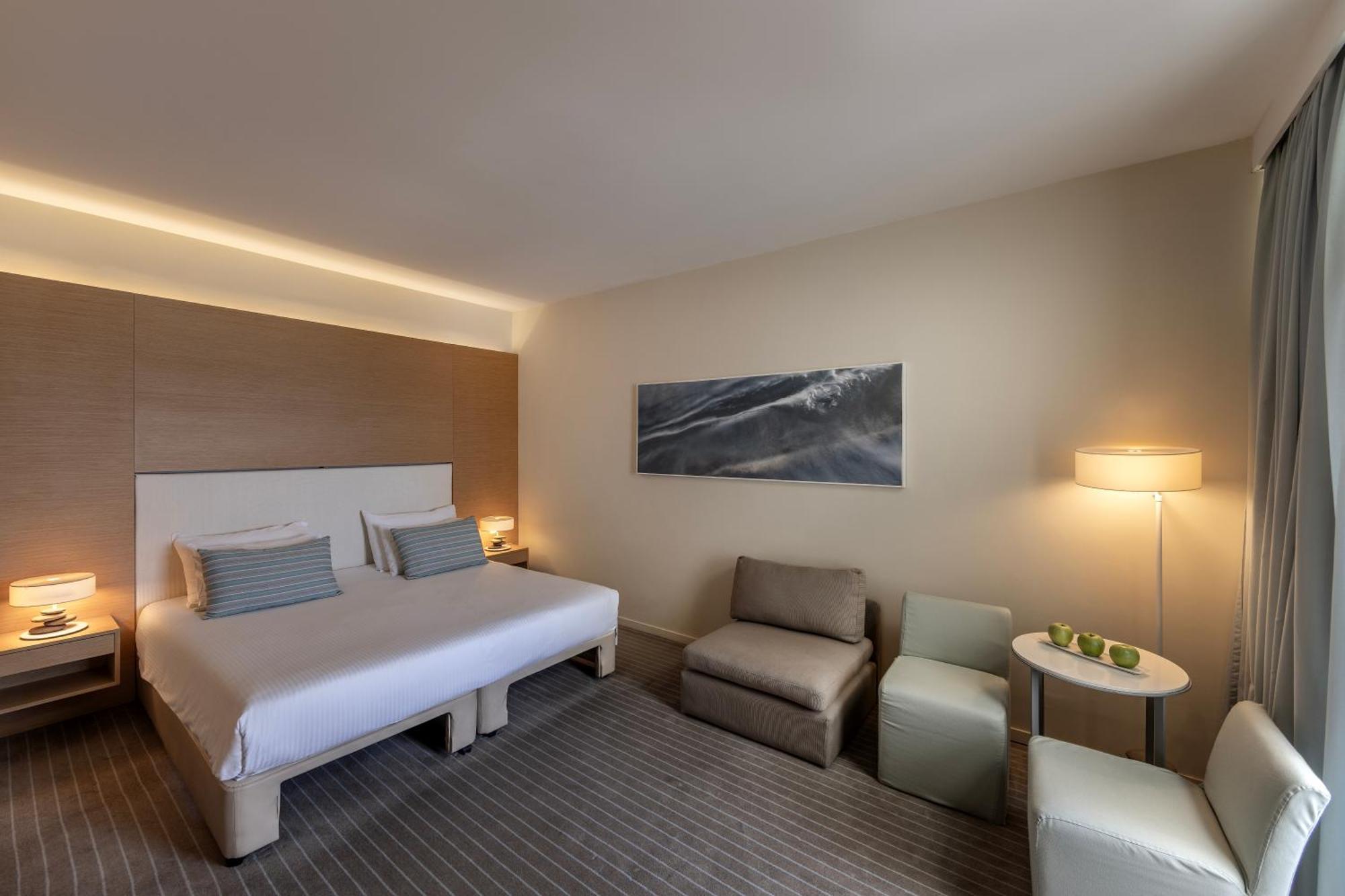 カポ ベイ ホテル プロタラス エクステリア 写真 A room at the hotel