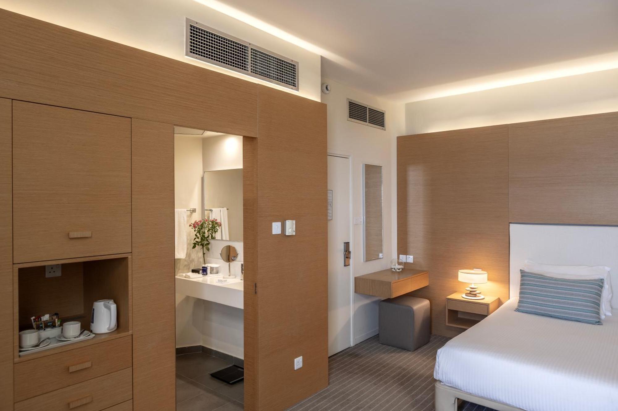 カポ ベイ ホテル プロタラス エクステリア 写真 A room at the hotel