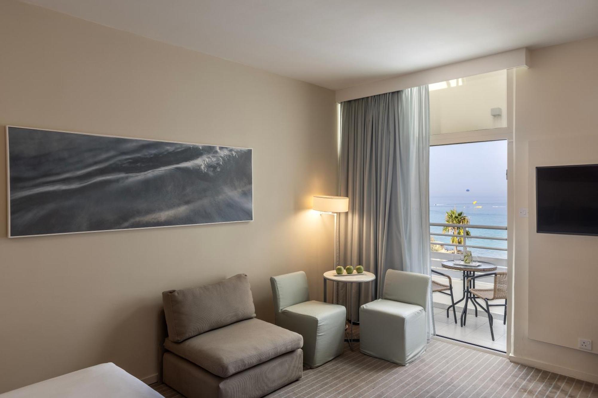 カポ ベイ ホテル プロタラス エクステリア 写真 A room at the hotel