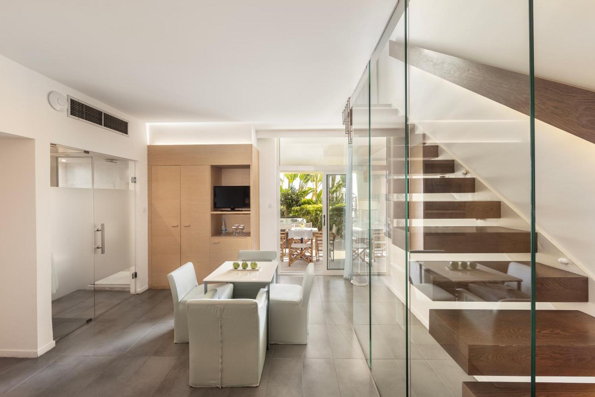 カポ ベイ ホテル プロタラス エクステリア 写真 Interior of a house