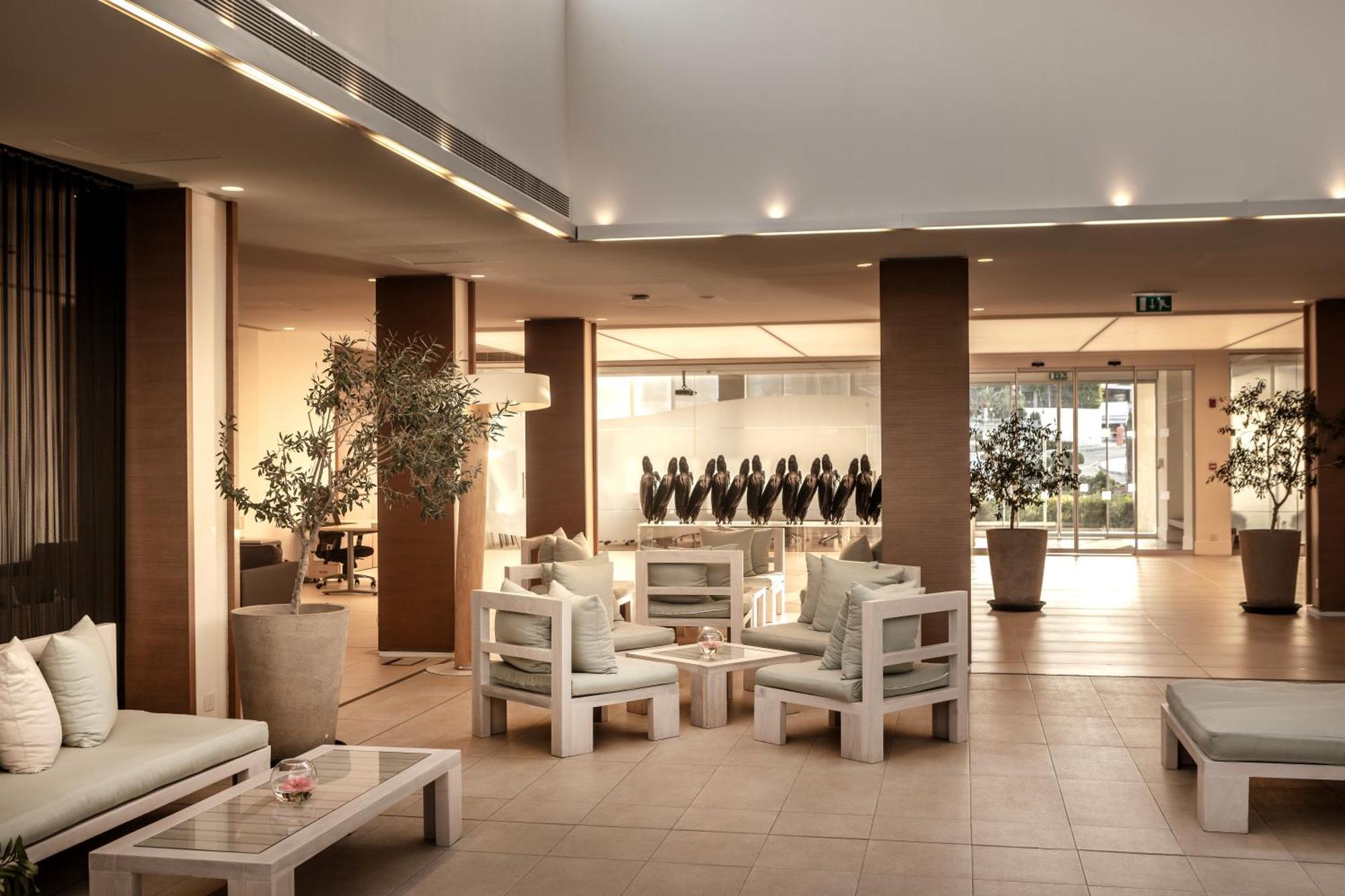 カポ ベイ ホテル プロタラス エクステリア 写真 The lobby of the hotel