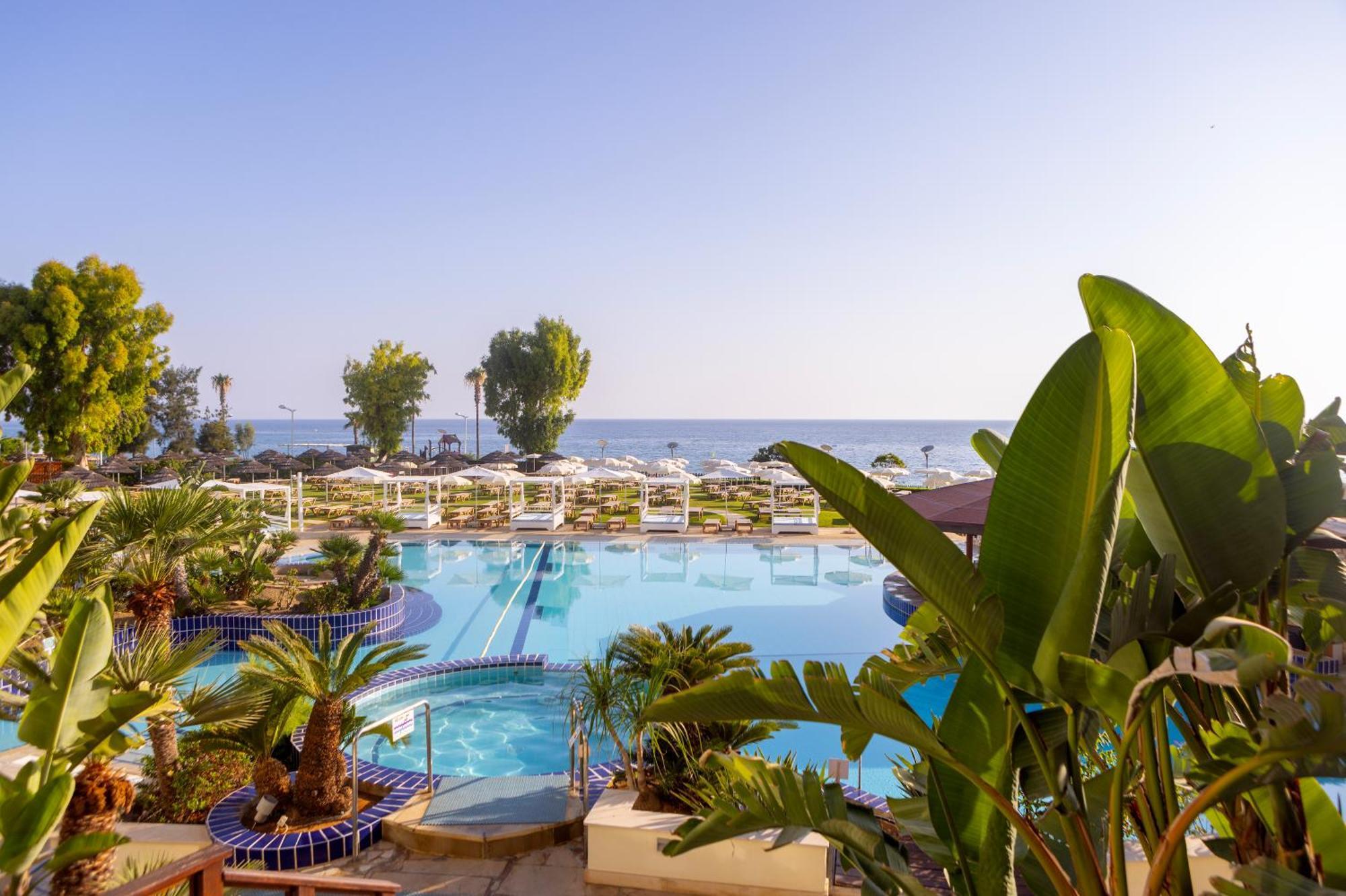 カポ ベイ ホテル プロタラス エクステリア 写真 A swimming pool at a hotel in Cyprus