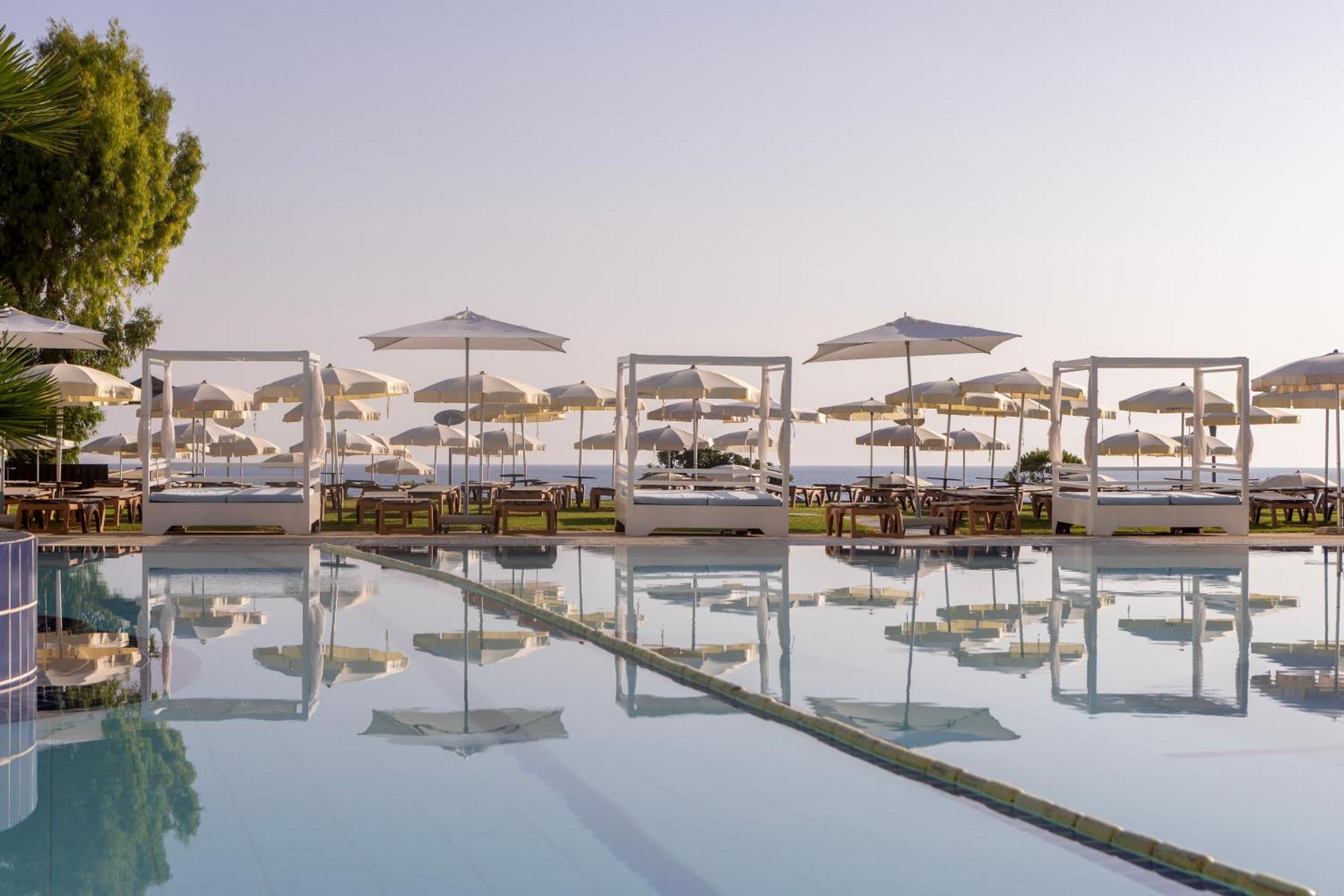 カポ ベイ ホテル プロタラス エクステリア 写真 The pool at the hotel