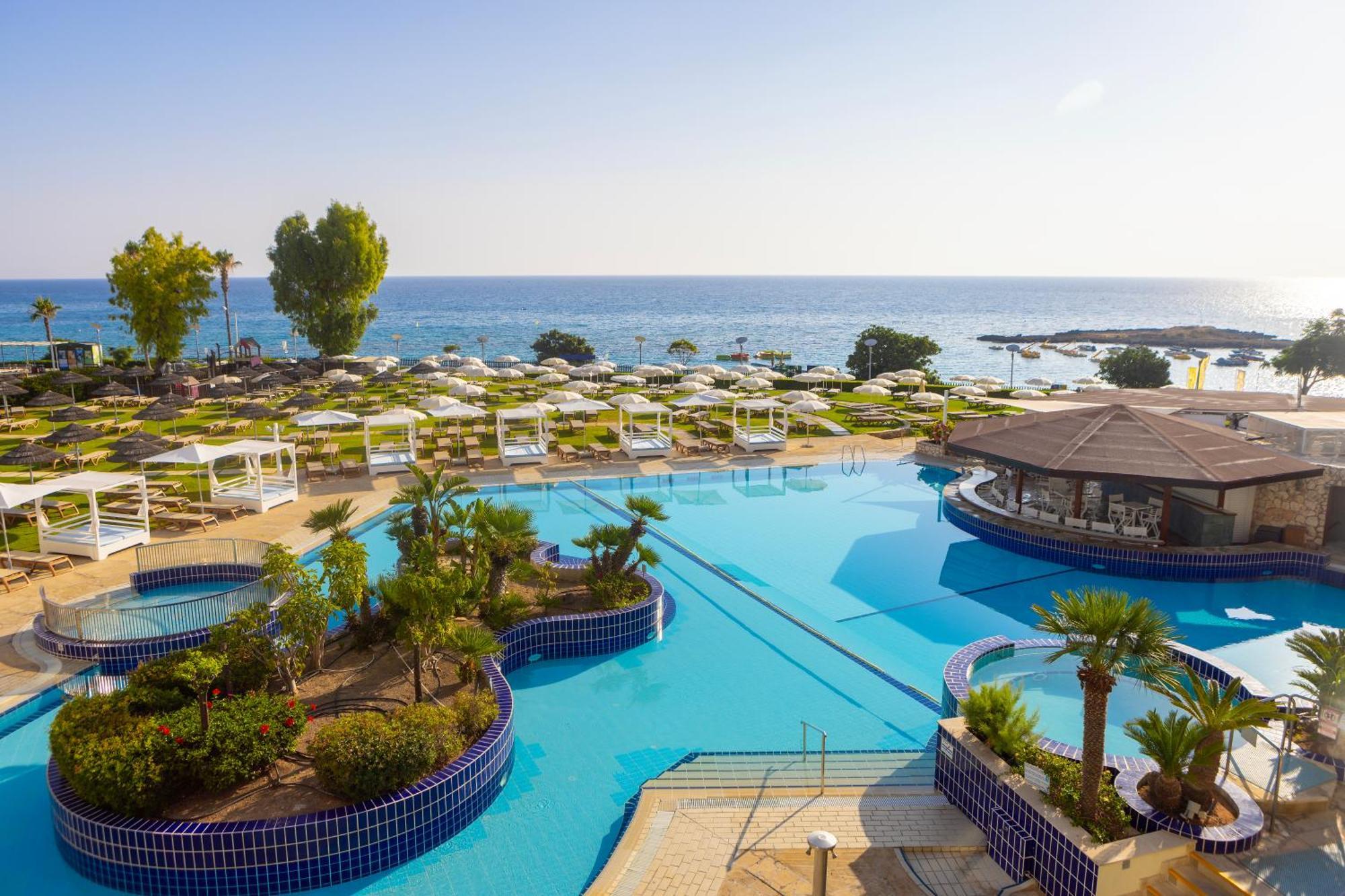 カポ ベイ ホテル プロタラス エクステリア 写真 The resort's swimming pool