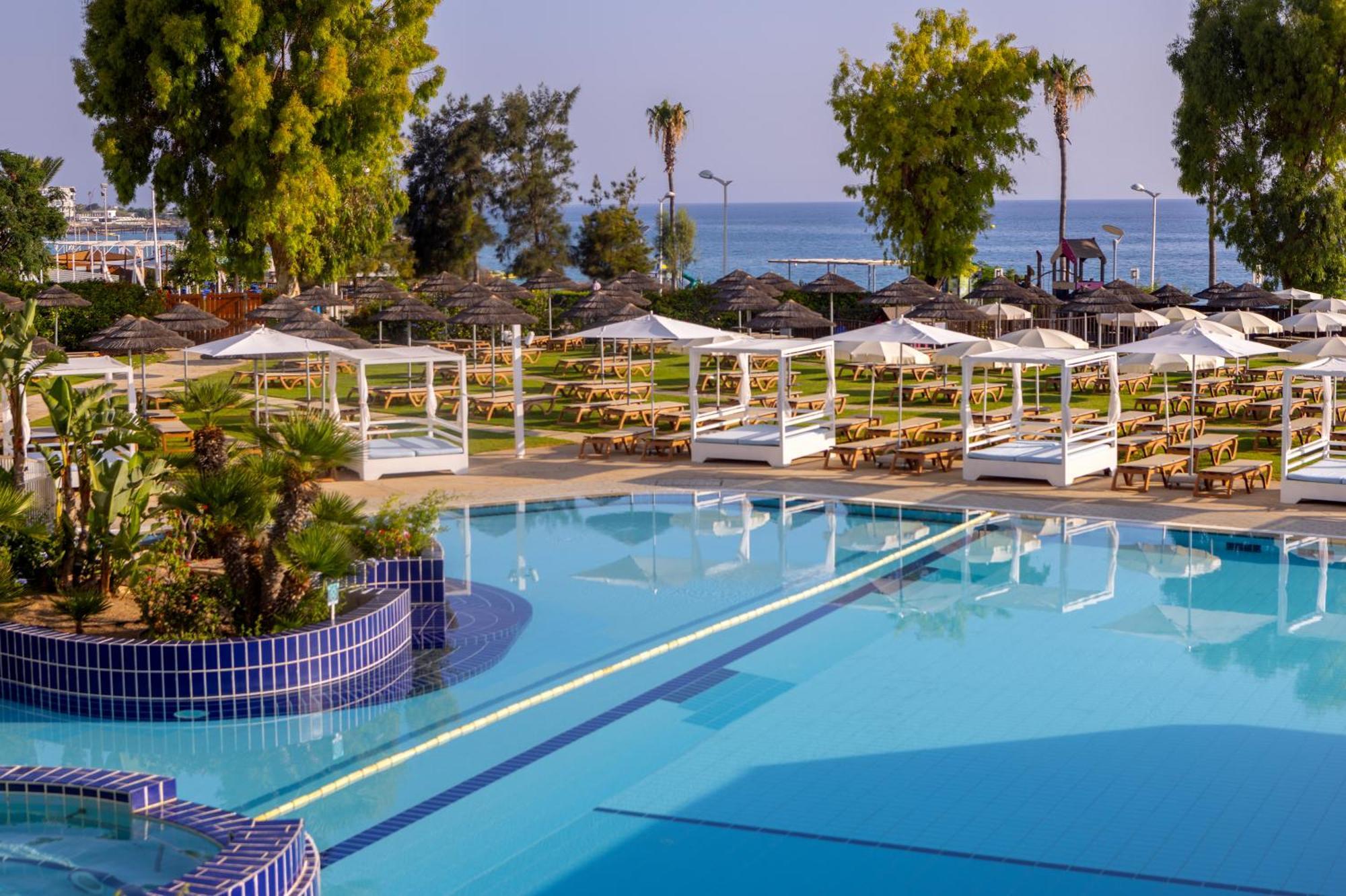 カポ ベイ ホテル プロタラス エクステリア 写真 Pool at the Nissi Beach Hotel