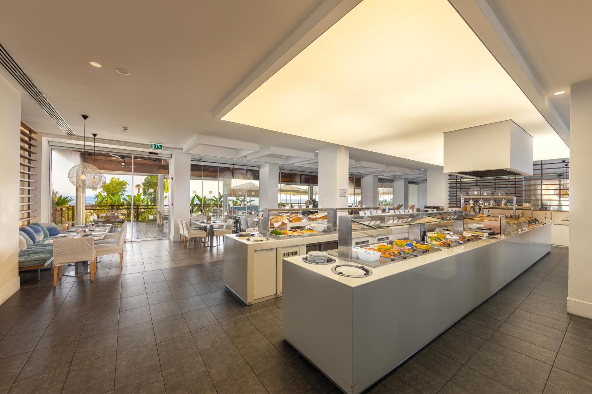 カポ ベイ ホテル プロタラス エクステリア 写真 The buffet at the restaurant
