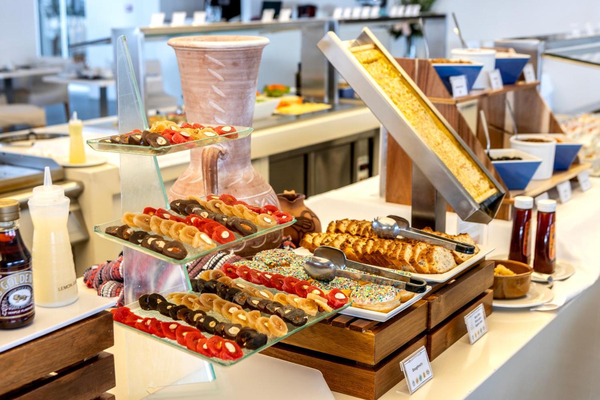 カポ ベイ ホテル プロタラス エクステリア 写真 A buffet at a hotel