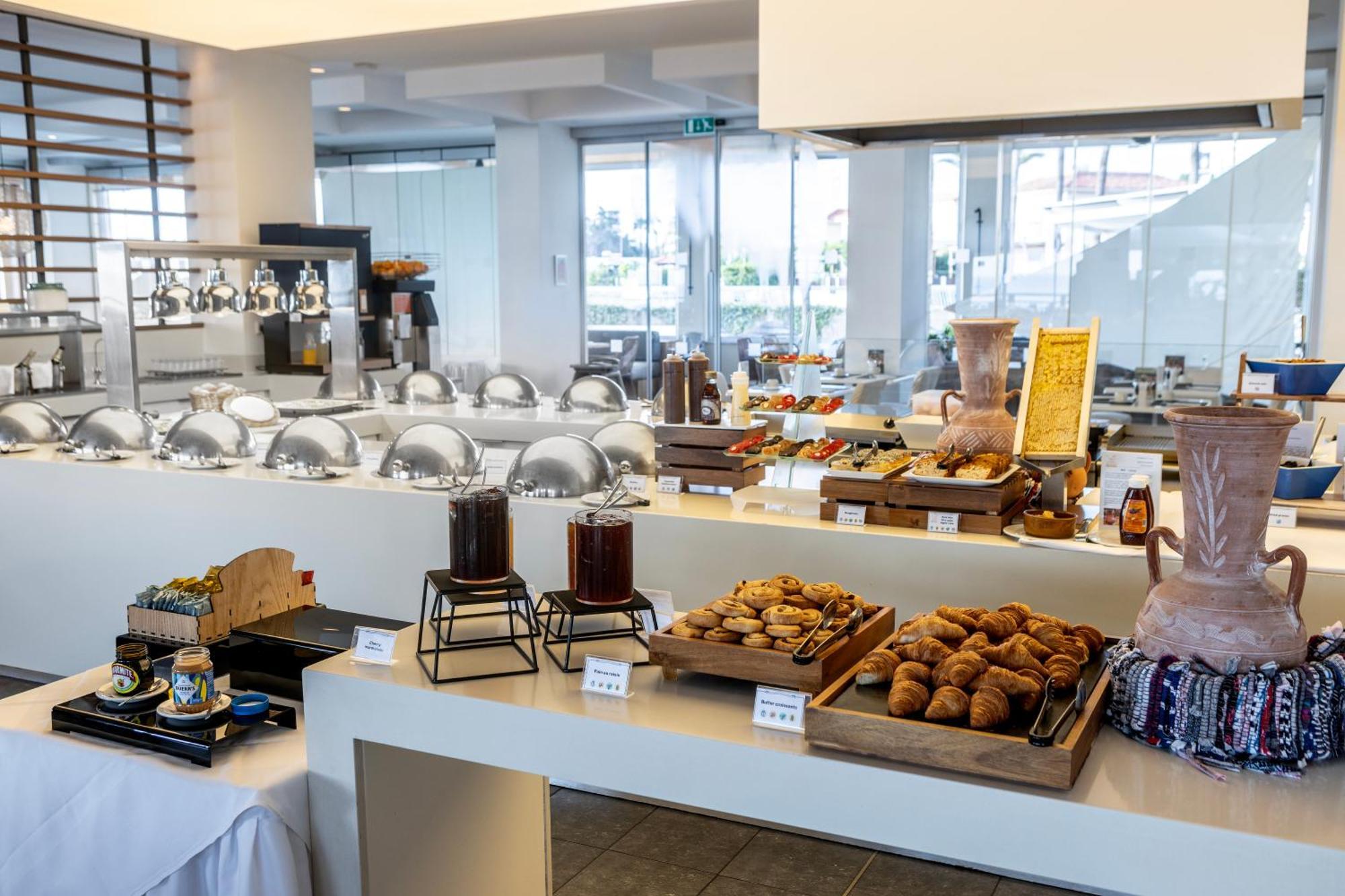 カポ ベイ ホテル プロタラス エクステリア 写真 A buffet at a hotel