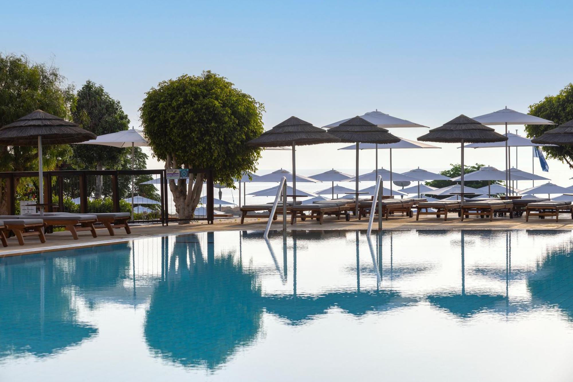 カポ ベイ ホテル プロタラス エクステリア 写真 The pool at the hotel