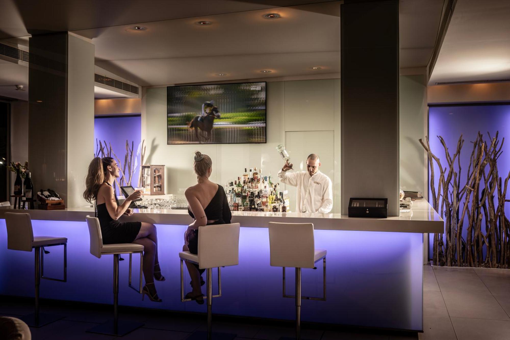 カポ ベイ ホテル プロタラス エクステリア 写真 The bar at the lounge