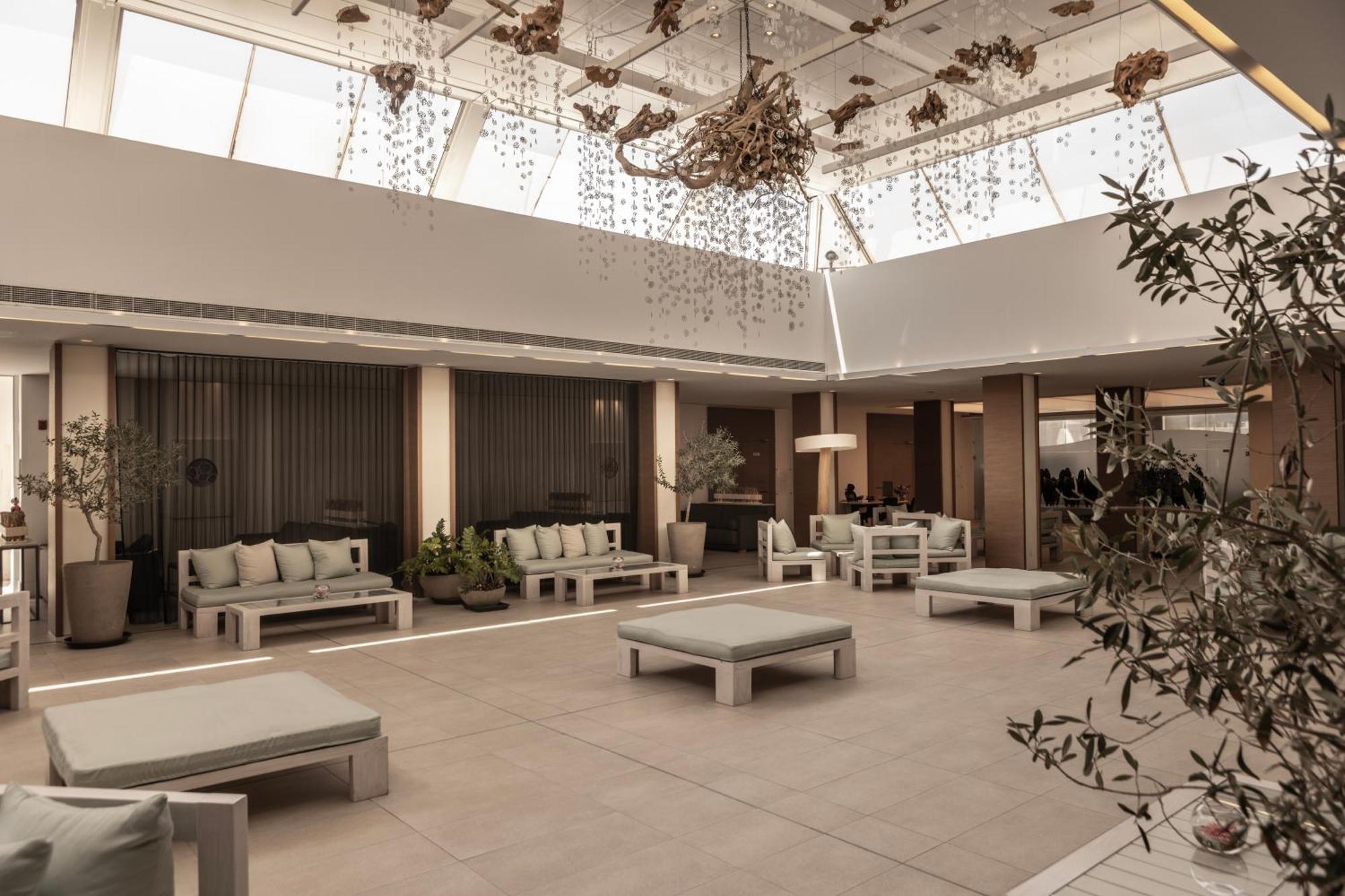 カポ ベイ ホテル プロタラス エクステリア 写真 The interior of the new terminal
