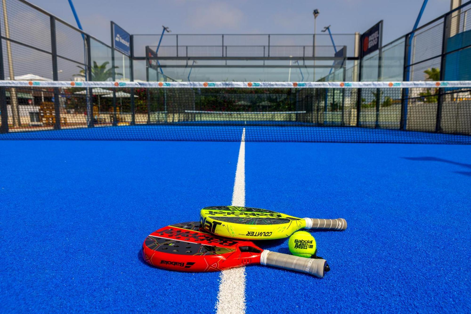 カポ ベイ ホテル プロタラス エクステリア 写真 A paddle tennis court