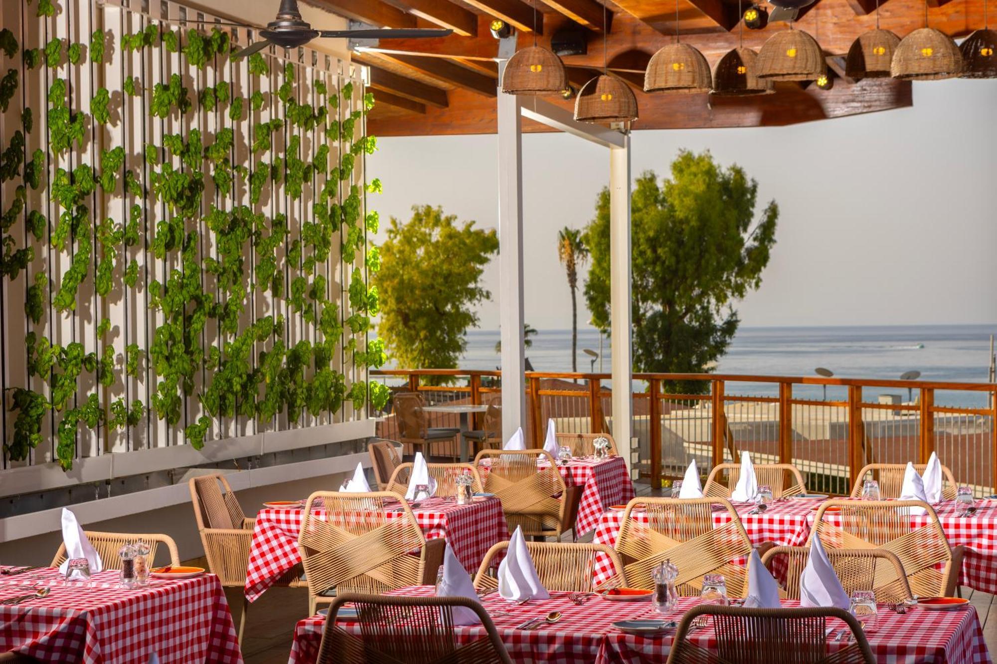 カポ ベイ ホテル プロタラス エクステリア 写真 The restaurant