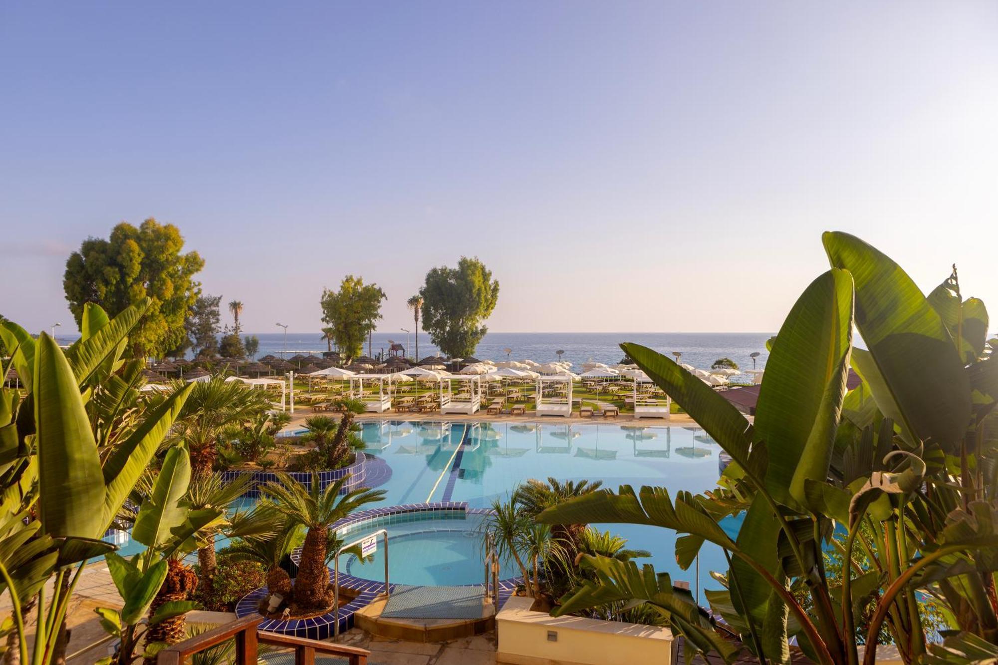 カポ ベイ ホテル プロタラス エクステリア 写真 The swimming pool at the Nissi Beach Hotel