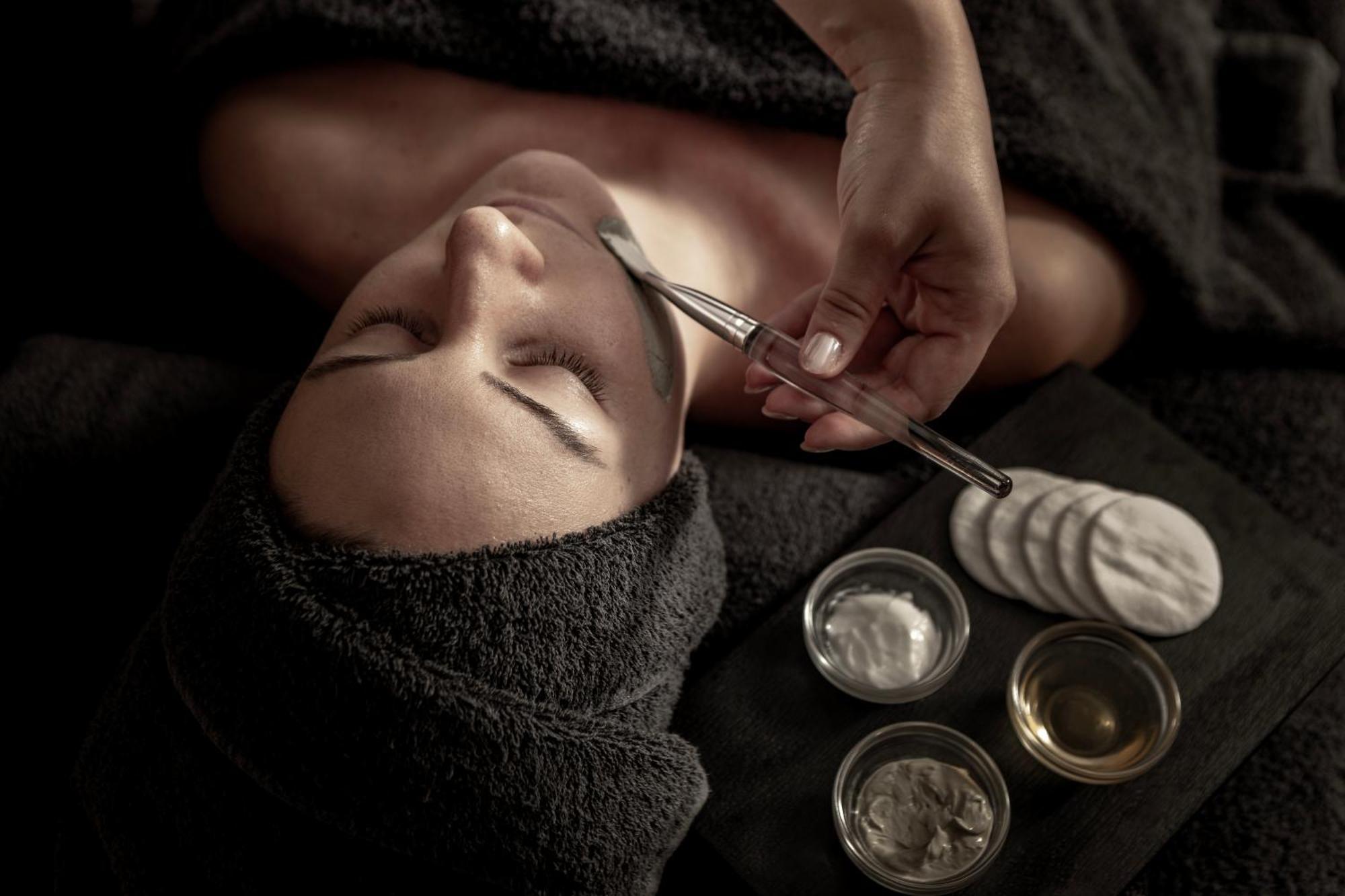 カポ ベイ ホテル プロタラス エクステリア 写真 A woman receiving a facial treatment