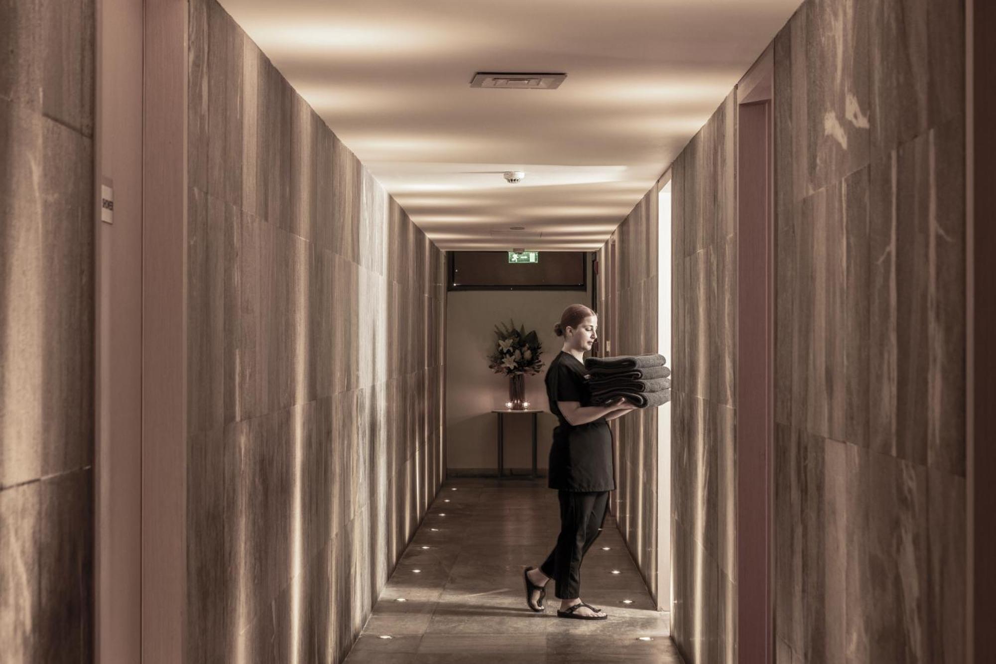 カポ ベイ ホテル プロタラス エクステリア 写真 A hotel porter in London