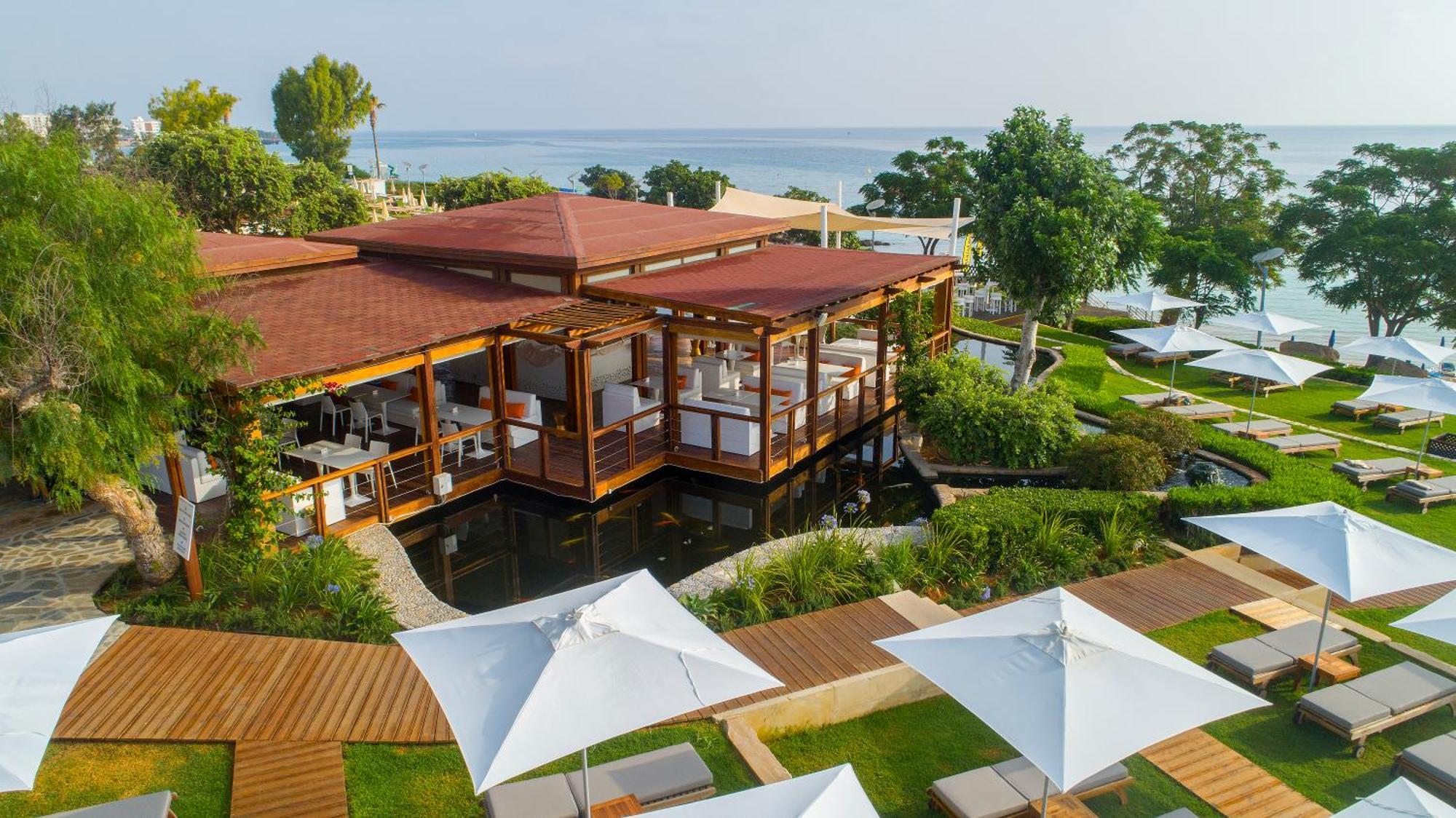 カポ ベイ ホテル プロタラス エクステリア 写真 The resort's main restaurant