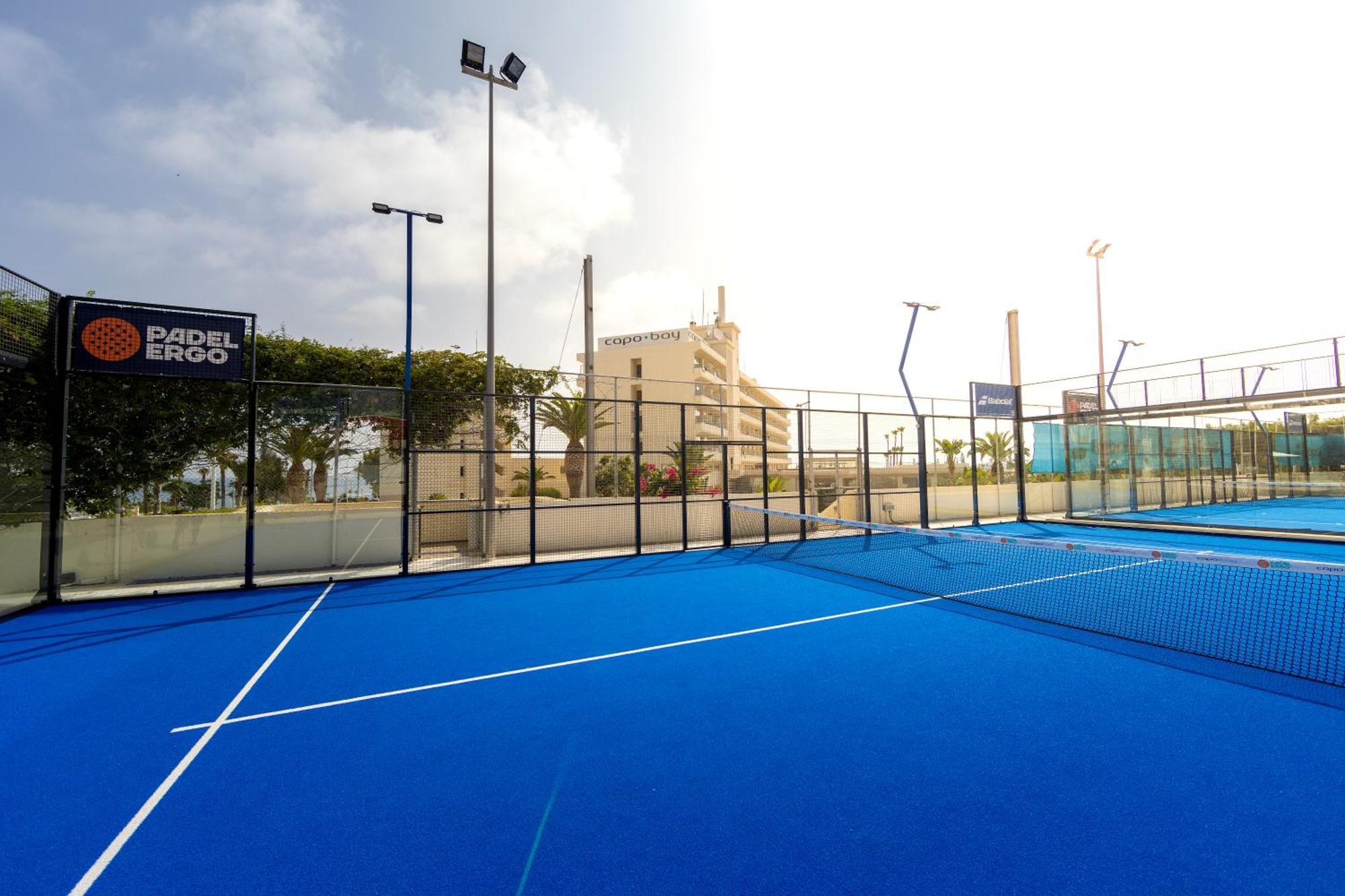 カポ ベイ ホテル プロタラス エクステリア 写真 A paddle tennis court