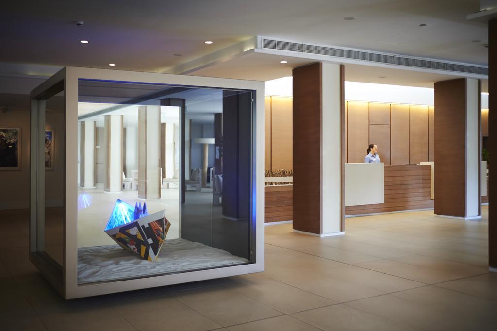 カポ ベイ ホテル プロタラス エクステリア 写真 The lobby of the hotel