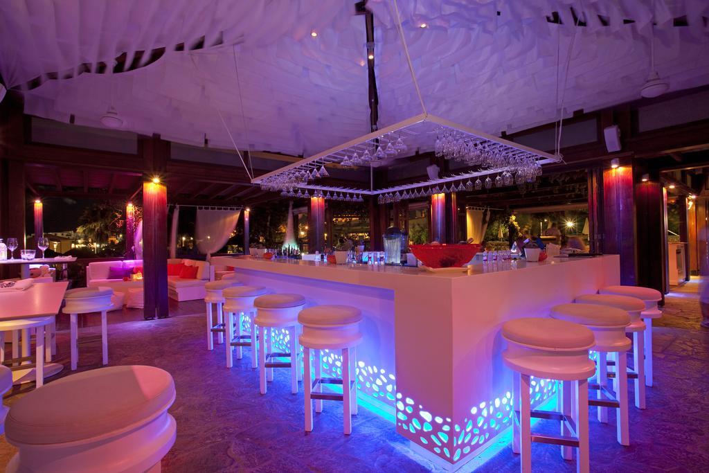 カポ ベイ ホテル プロタラス エクステリア 写真 The bar at the nightclub